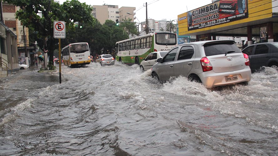 Tempestades de verão chegando: seguradoras cobrem danos aos veículos causados por enchentes ou chuva de granizo?