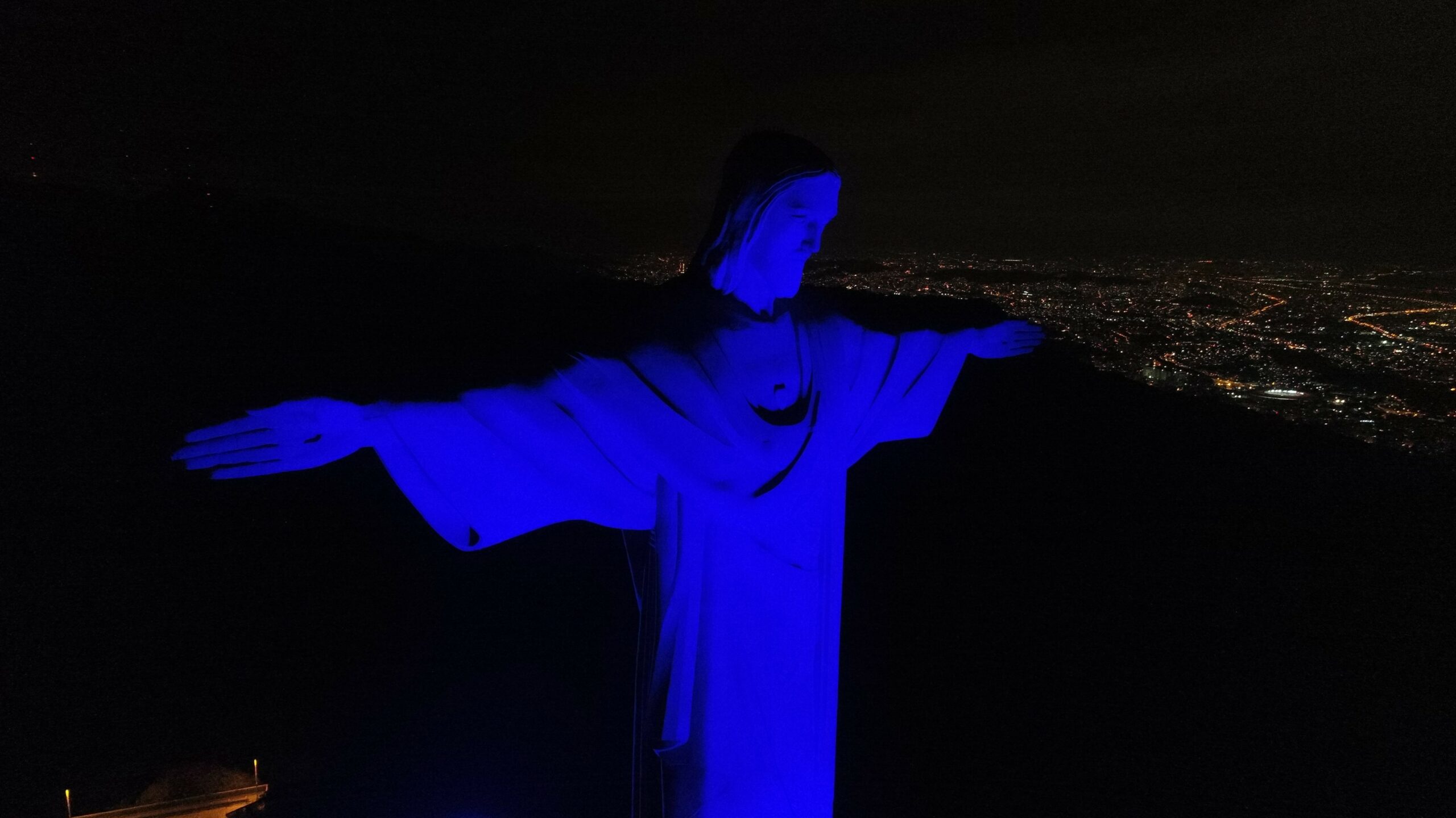 Qualicorp ilumina o Cristo Redentor de azul em ação de conscientização sobre o autismo