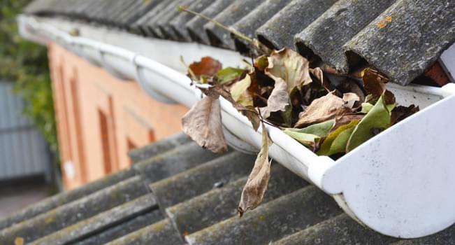 Limpeza de calhas no período de chuvas pode evitar problemas nas residências