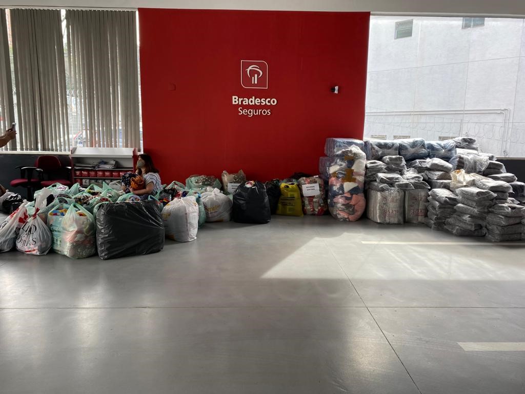 Funcionários do Grupo Bradesco Seguros doam agasalhos e cobertores em ação de voluntariado