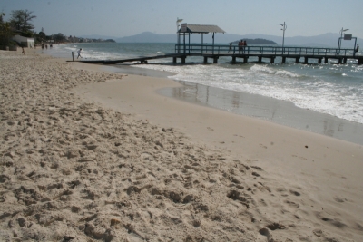 Seguradora deve cobrir carro furtado após surfista esconder chaves na areia