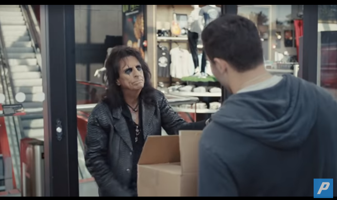 Alice Cooper: fazendo bico vendendo seguros com jogador de futebol americano
