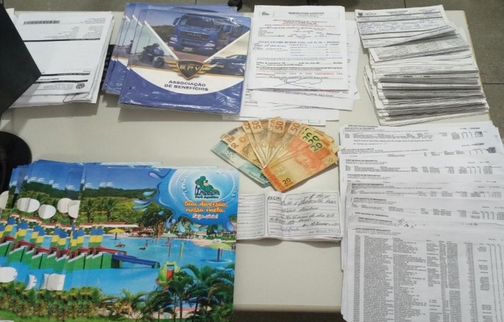 Mulher é presa por aplicar mais de 40 golpes vendendo falsos seguros de veículos e títulos de sócios de parque aquático