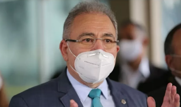 Queiroga diz que vai insistir para ter vacinas de covid nos planos de saúde