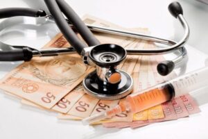 SUS perde R$ 23 bilhões do orçamento em 2022 e pode ter que assumir tratamentos em vez de planos de saúde, informa O Globo