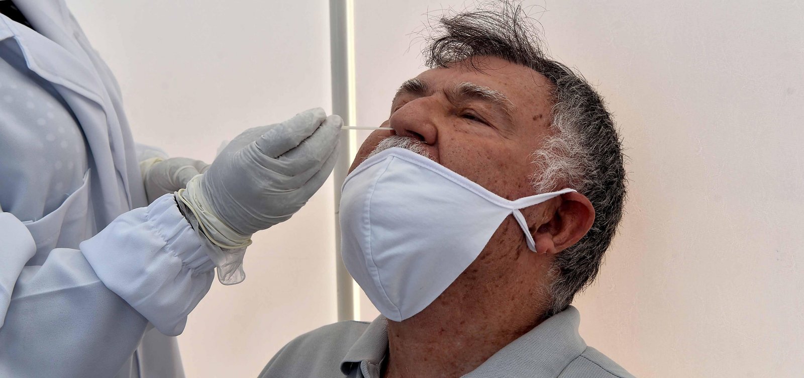 Queixas disparam contra planos de saúde que se negam a cobrir testes de Covid-19