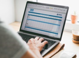 Glossário de termos financeiros é o tema da quarta temporada do podcast Tim Tim por Dim Dim, da Sabemi