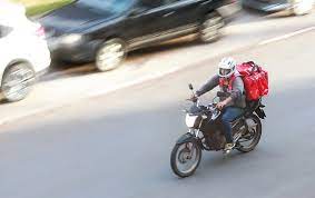 Bolsonaro sanciona lei que exige seguro para entregadores de aplicativos