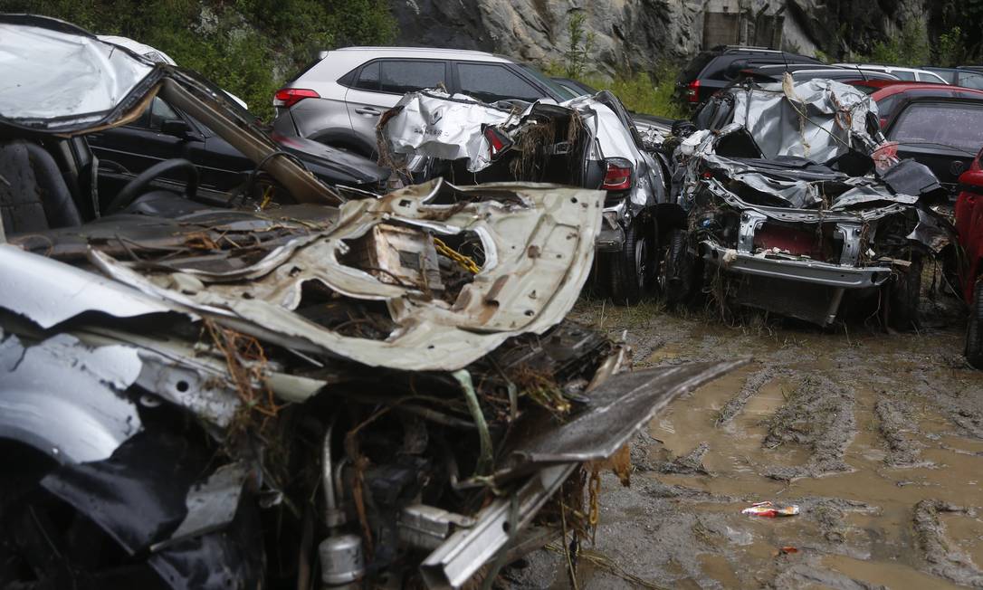 Tragédia em Petrópolis: 94% dos veículos com seguro afetados pelas chuvas tiveram perda total, diz sindicato