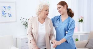 Dia do Trabalho: cuidador de idosos, uma profissão que cresce no Brasil