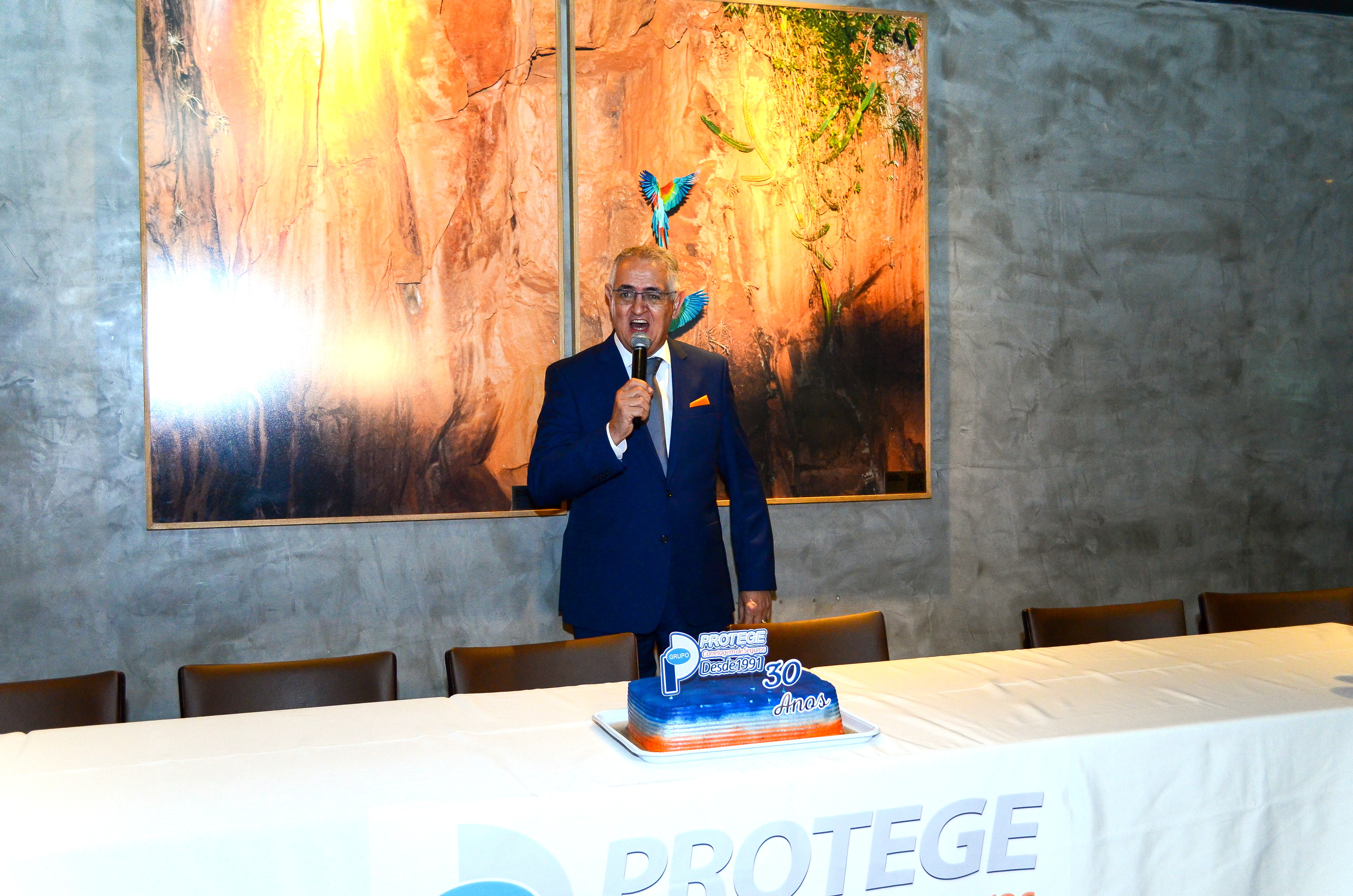 De porta em porta, Protege fechou negócios pelo Brasil