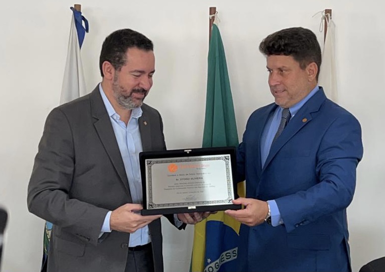 Dyogo Oliveira é homenageado pelo CVG-RJ