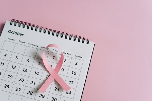 Outubro Rosa: seguro para a vida garante proteção em caso de doenças graves