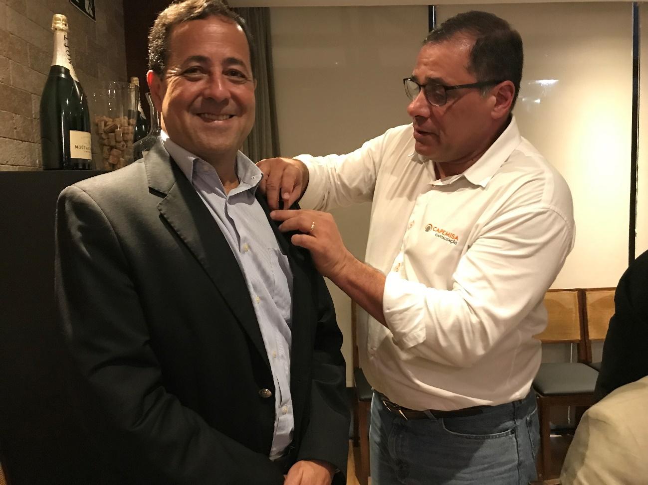 Novo Bolinha recebe distintivo e quatro candidatos são apresentados