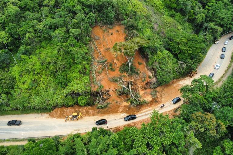 Em dois dias, seguradoras somam quase 3 mil atendimentos a veículos interditados pelas chuvas no litoral norte de SP