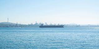 Perdas marítimas atingem seu menor patamar em 2022, mas o aumento de incêndios, de frotas de navios-tanque ocultos e as incertezas econômicas apresentam novos desafios de segurança