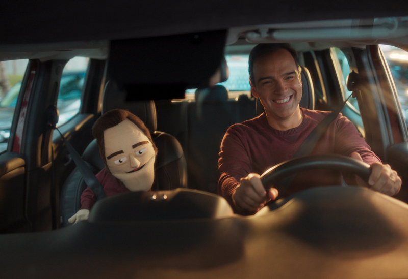 Bradesco Seguros e Tadeu Schmidt trazem ‘Tadeuzinho’ para conscientizar população sobre a importância do Seguro Auto