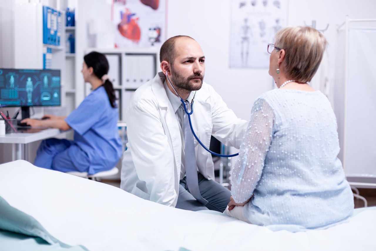 Idosos em planos de saúde crescem de forma constante e batem recorde em número de vínculos no País