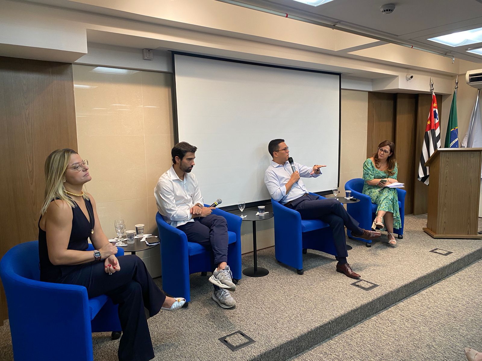 Especialistas discutem desafios da comunicação clara em um mundo conectado