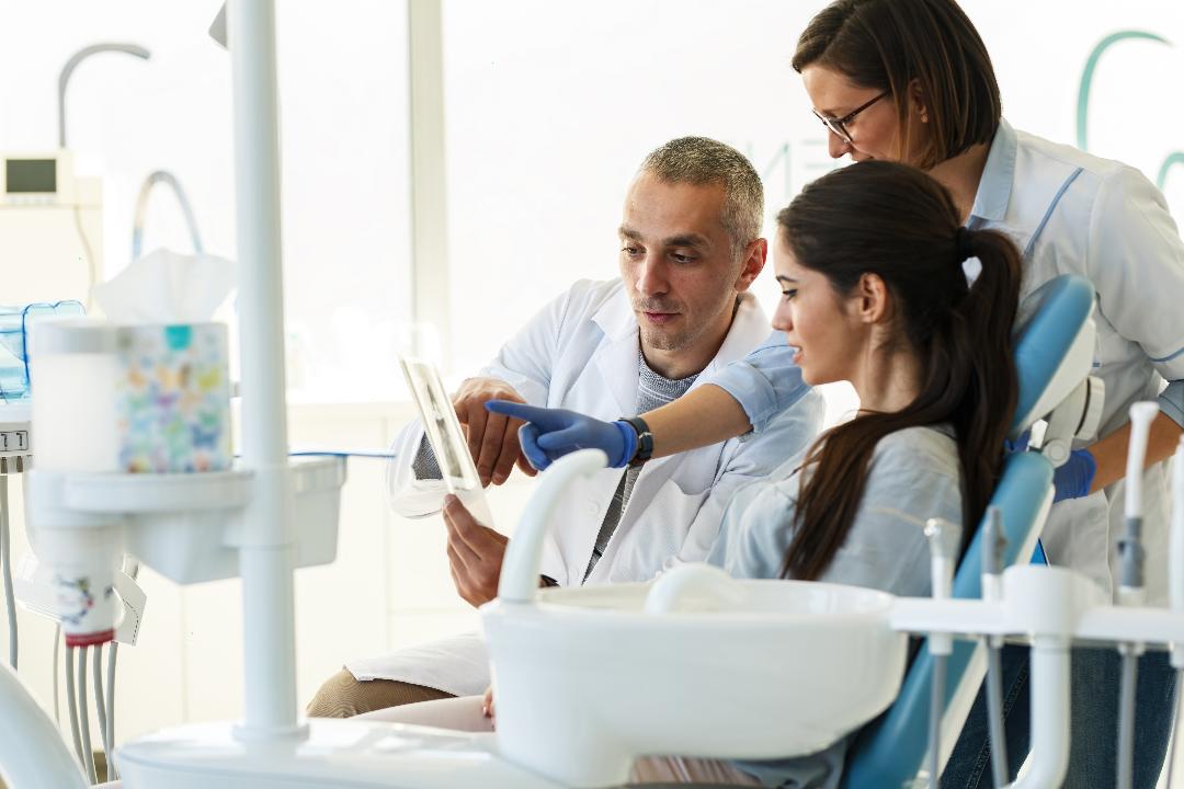 ODONTOPREV lucra R$155 milhões no 1T24, supera 8,6 milhões de beneficiários e delibera dividendos trimestrais de R$73 milhões.