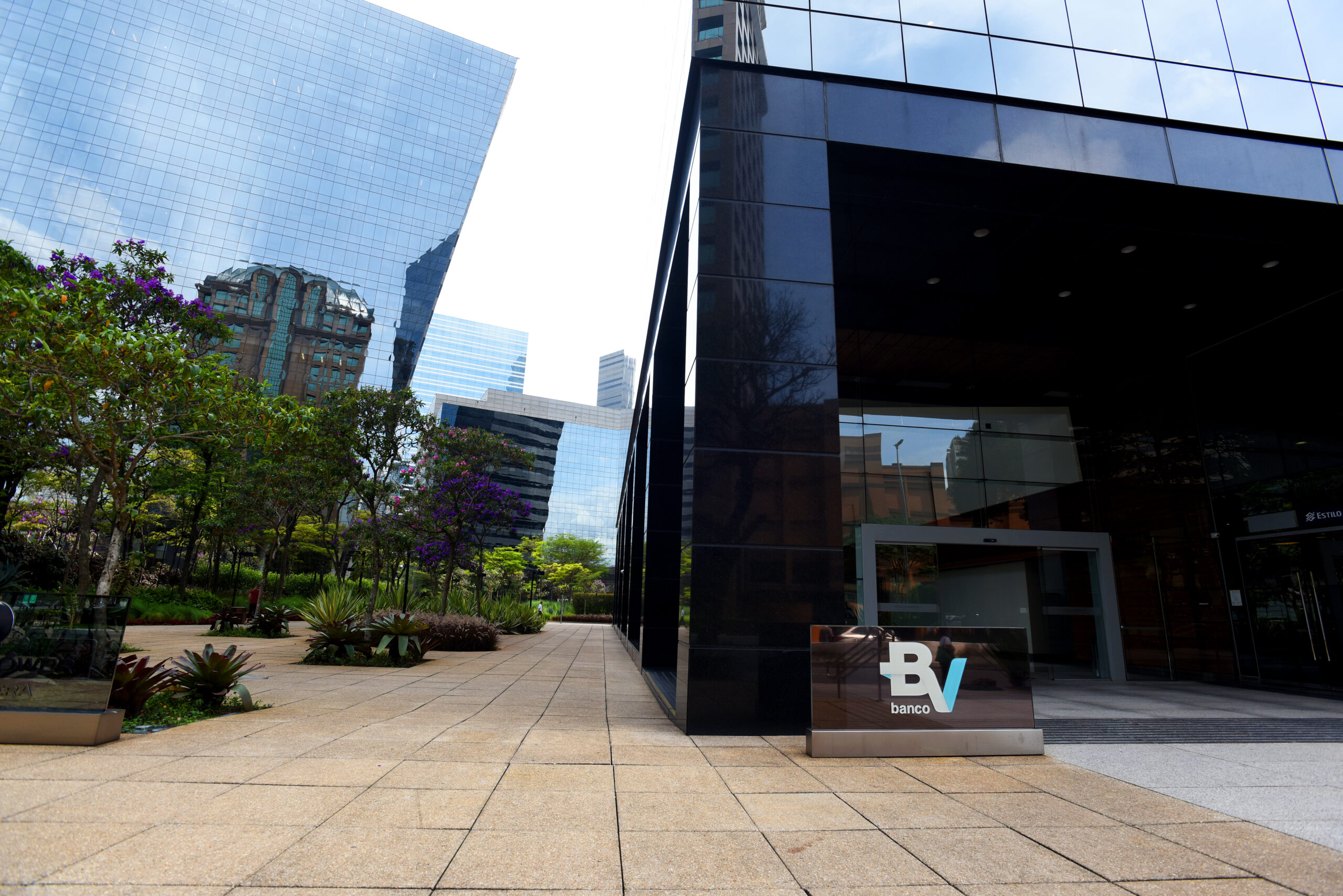 Banco BV alerta sobre os riscos dos débitos veiculares para quem quer comprar um carro