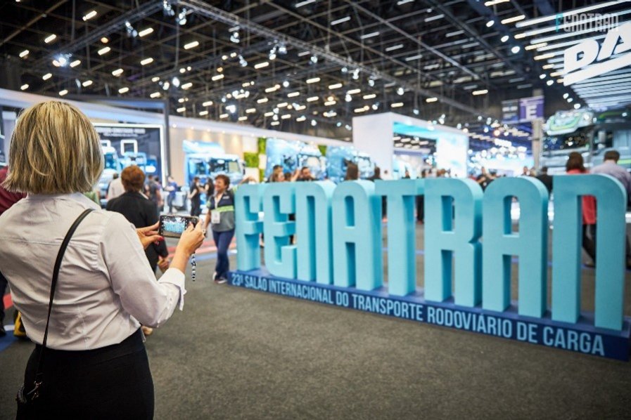 Superintendente da APVS Brasil visita estande da APVS Truck na FENATRAN