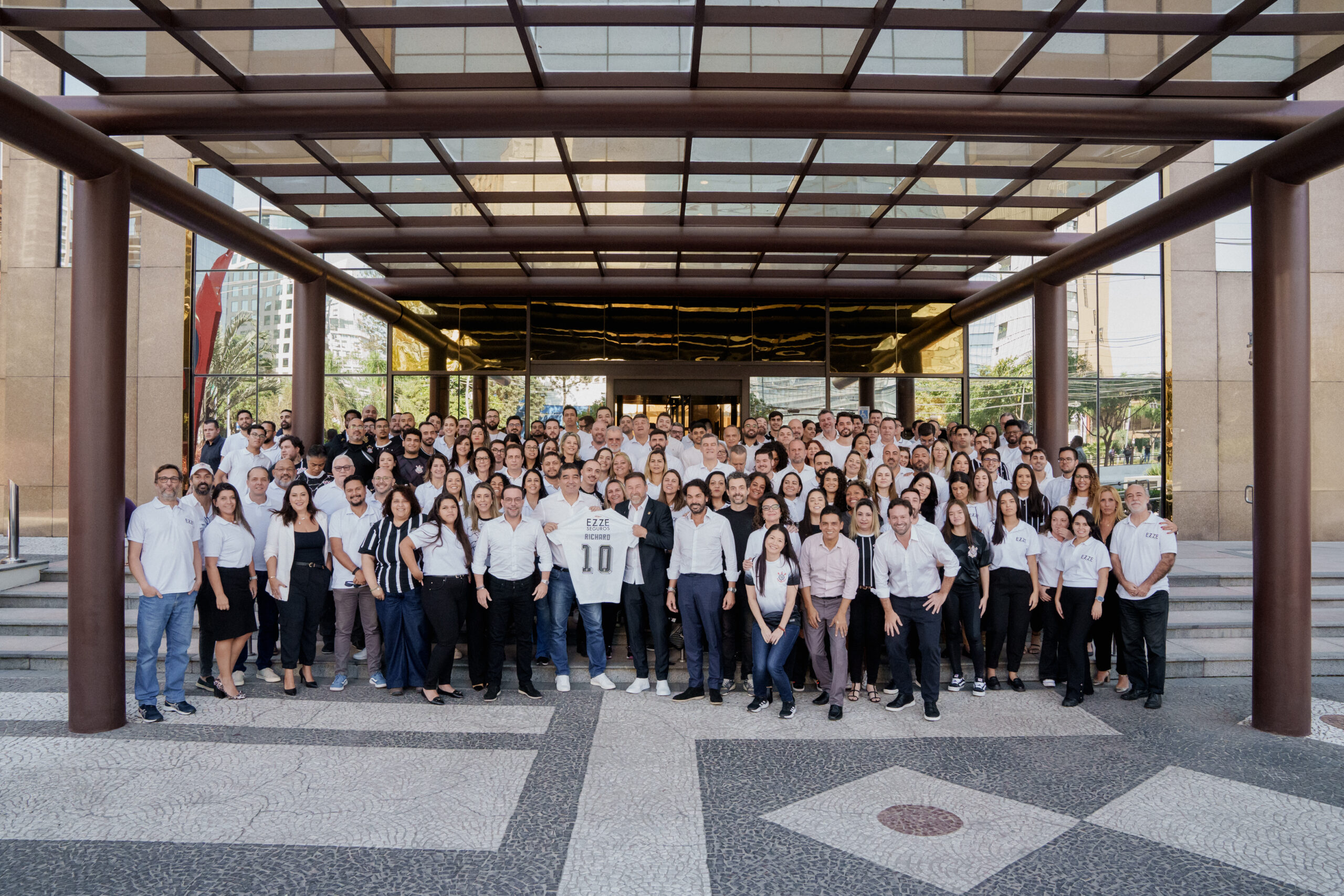 EZZE Seguros se antecipa e fecha um novo acordo de patrocínio com o Corinthians para a temporada 2025