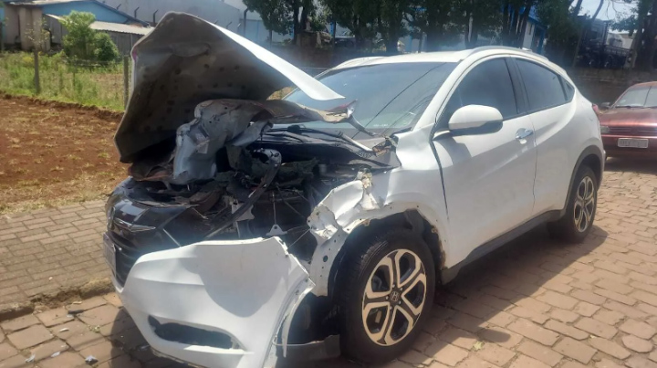 Carro estacionado em via pública é atingido por roda de trator; veja o que diz o Seguro Automotivo