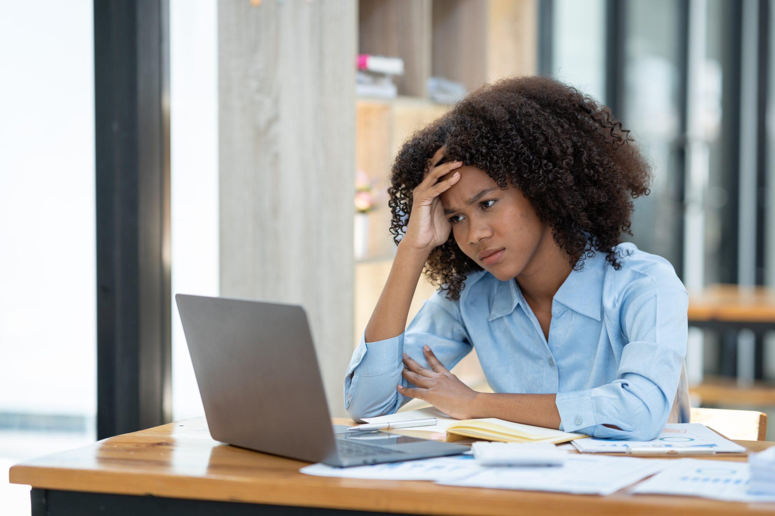 Pesquisa da Lockton revela que 78% das famílias brasileiras enfrentam dificuldades para poupar, destacando impacto na saúde mental