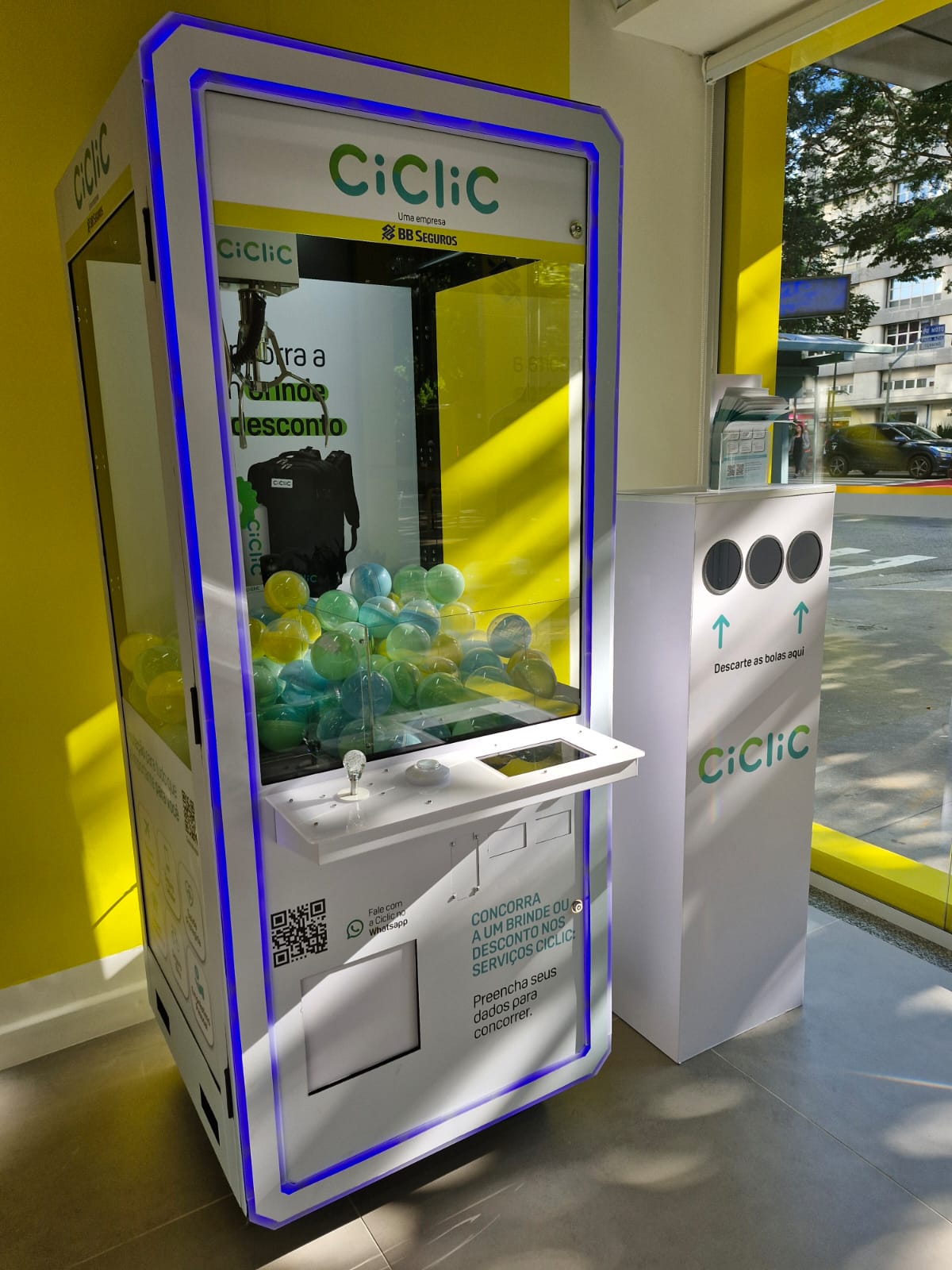 Ciclic inova em agência do BB e traz experiência interativa com máquina de garra recheada de brindes e descontos em seguros