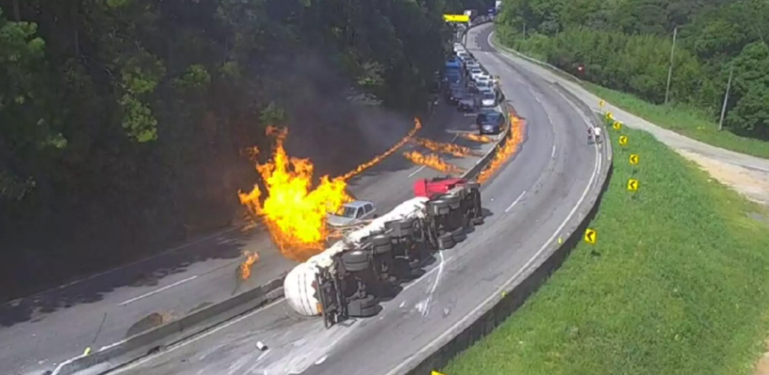 Explosão na BR-101 em Santa Catarina reacende debate sobre seguros em acidentes com cargas perigosas