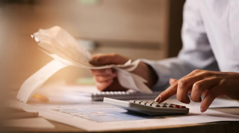 42% dos adultos brasileiros têm dívidas em 2025