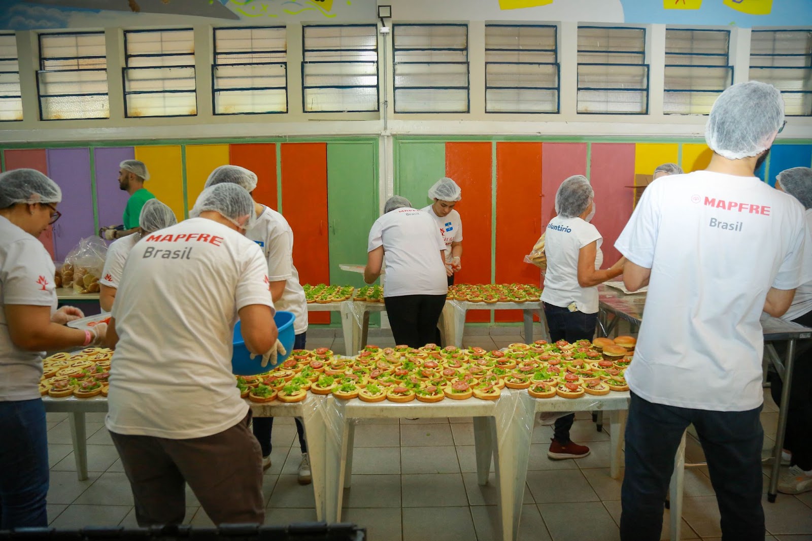No Dia Mundial do Hambúrguer, MAPFRE realiza “Hamburgada do Bem” com alunos de ONG em São Carlos
