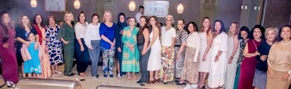 Clube da Bolinha presta homenagem às mães e comemora o aniversário do decano