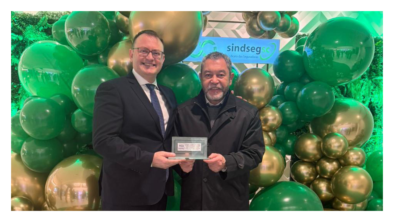 Revista Cobertura recebe homenagem do SindsegSC