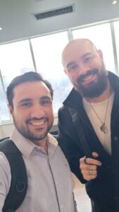 Lucas com o colega de turma, Danilo Costa, também habilitado no Curso para Habilitação de Corretores de Seguros (CHCS)