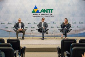 Danilo Silveira (FenSeg), Lucas Asfor (ANTT) e Laíne Meira (CNseg) durante evento na sede da ANTT, em Brasília (DF). Foto: Divulgação.