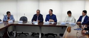 Ao centro, Dyogo Oliveira e Roberto Guimarães, Diretor de Planejamento e Economia da ABDIB