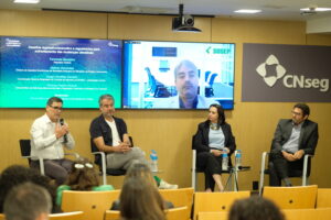 Representantes da CNseg, da Câmara dos Deputados e do governo federal debatem sobre seguros e regulação no poder público. Divulgação