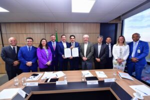 Representantes do MPOR, CNseg e SEPPI durante assinatura de protocolo de intenções, em Brasília-DF. Foto: Sérgio Francês/MPOR