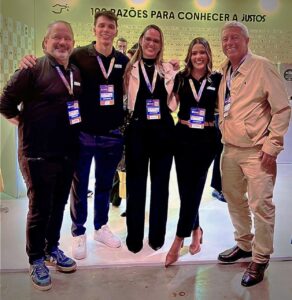 Da esquerda para a direita: Profissionais da Justos Seguros com Luiz Philipe Baeta Neves(D), presidente da Aconseg-RJ – Foto: Divulgação