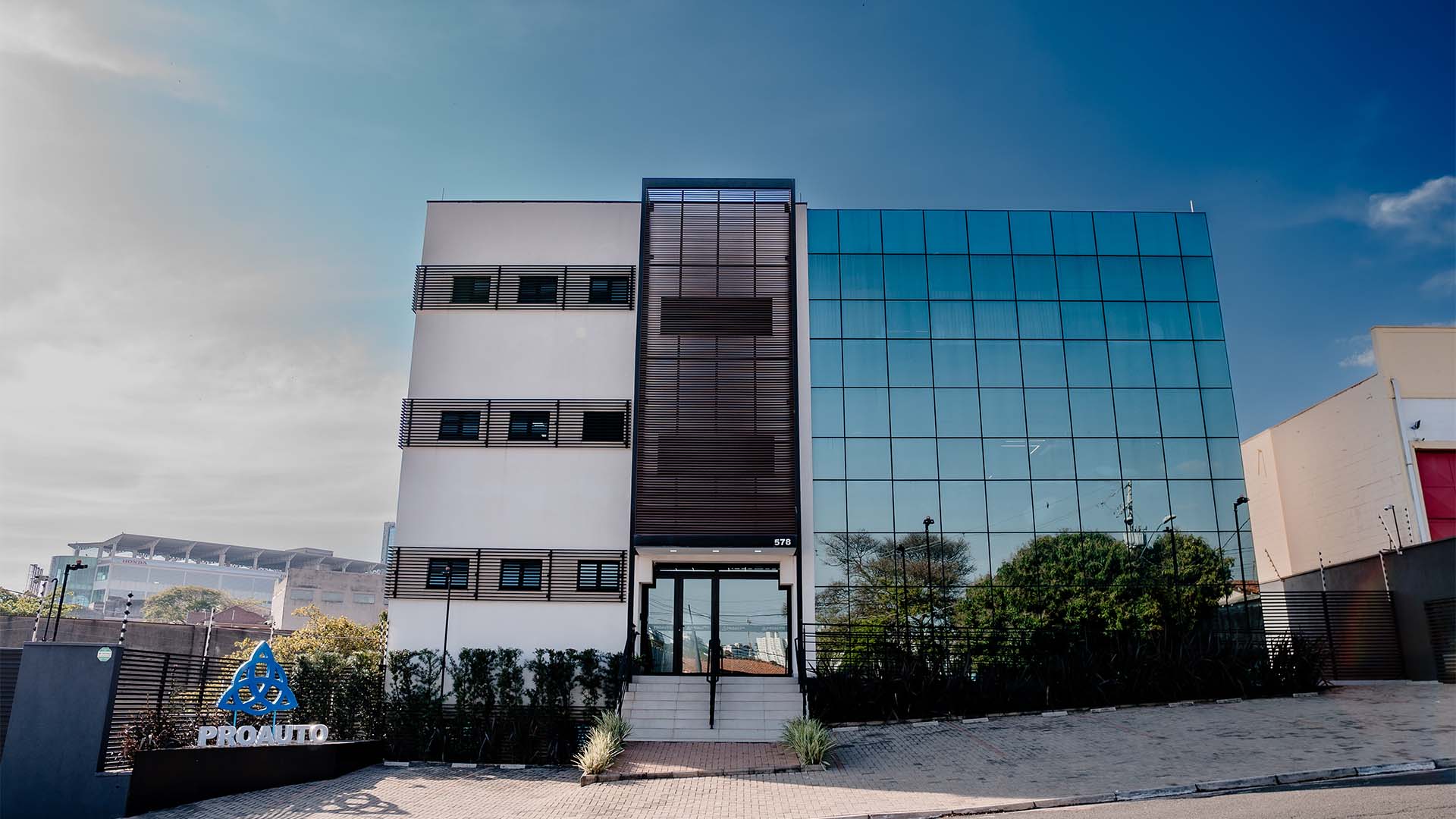 PROAUTO celebra 18 anos e inaugura nova etapa no mercado