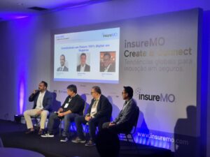 Painel moderado por Gustavo Guimarães (esq) sobre futuro 100_ digital