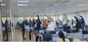 Sessões de ginástica laboral tiveram grande adesão, com participação voluntária e entusiasmada dos colaboradores.