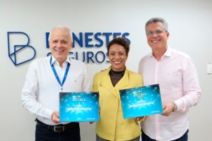 Da esquerda para a direita: o diretor-presidente da Banestes Seguros, Carlos Roberto Rafael; a diretora de Operações da Banestes Seguros, Jussara Vieira; e o diretor de Controles Internos da seguradora, Rômulo de Souza Costa, com as placas de 1º lugar no Recall de Marcas dos municípios de Colatina e de Linhares.