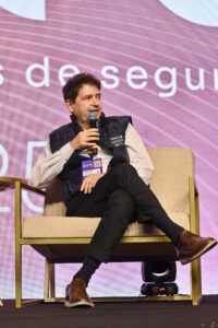 Eduard Folch durante o painel SinergIA Digital, no Conec 2025.Crédito_Ayumi Yamamoto