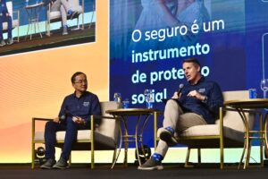 Fábio Morita e Nelson Veiga durante a 1ª Jornada de Transformação no Conec 2025.Crédito: Ayumi Yamamoto