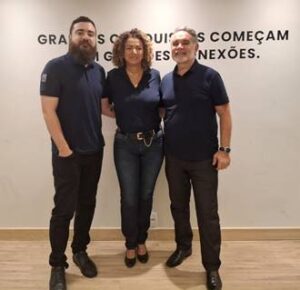 Da esquerda para a direita: Gustavo Gripa Corrêa, novo gerente comercial da Senra Associados; Celeste Senra e Antônio Carlos Senra, sócios da Senra Associados – Foto: Divulgação