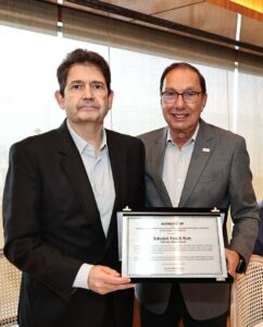 Ricardo Montenegro, presidente da Aconseg-SP, entregou homenagem a Eduard Folch Rue, CEO da Allianz