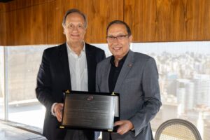 Ivan Gontijo, presidente do Grupo Bradesco, recebe homenagem de Ricardo Montenegro, presidente da Aconseg-SP